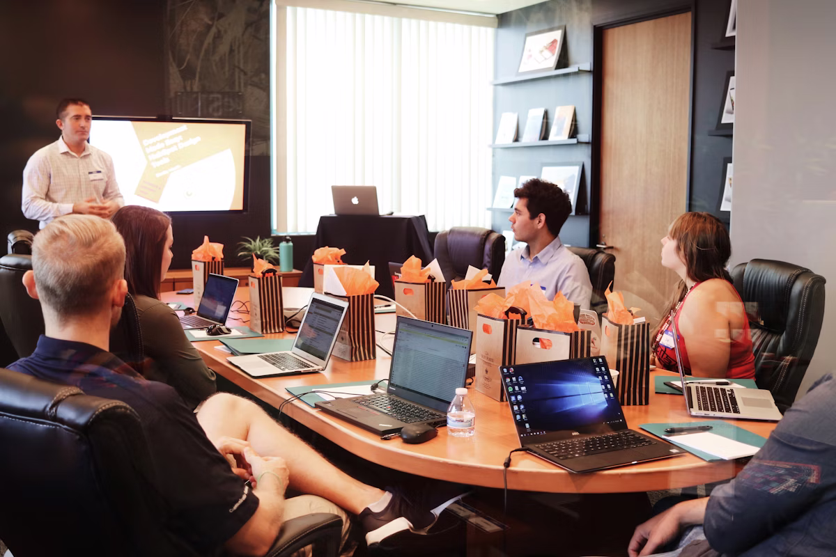 Team analyzing SEO rankings and organic traffic data for Kerala businesses